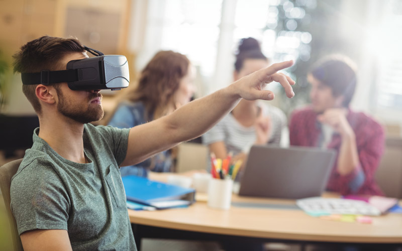 VR fejlesztő csapat együtt dolgozik